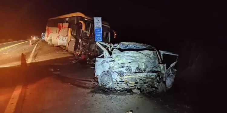Grave acidente entre ônibus e carros de passeio mata 5 pessoas