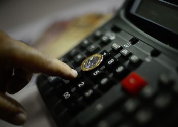 Inflação negativa aumenta pressão por queda de juros