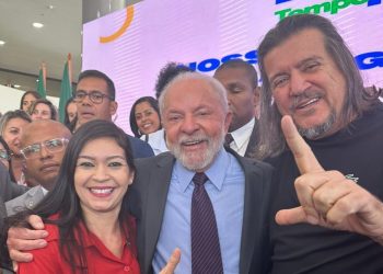 Daniel Santana se encontra com Lula em Brasília; prefeito aproveitou ocasião para entregar pautas da Educação