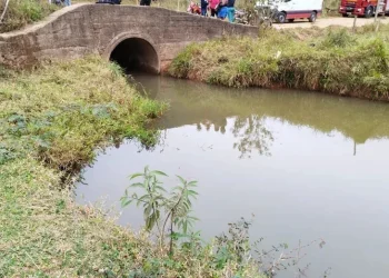 Rapaz tenta salvar irmão, mas ambos morrem afogados em rio