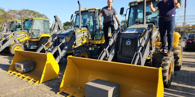 Governo do Estado entrega máquinas e equipamentos agrícolas para 41 municípios