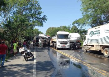 Acidente entre carretas deixa motorista ferido na BR-101, na Serra