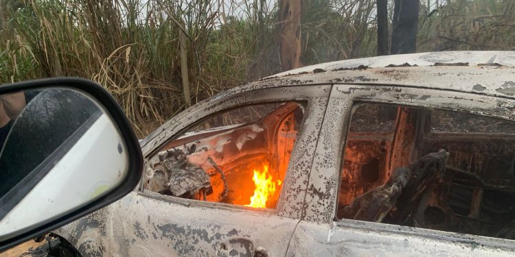 Vídeo – Corpo carbonizado é encontrado dentro de carro incendiado em Jaguaré
