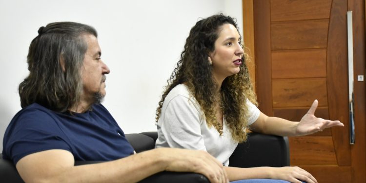 Articulações políticas e ações sociais em pauta: prefeito Daniel Santana recebe visita de Karla Coser