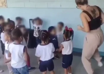 Diretora é afastada após dançar funk com teor sexual em creche
