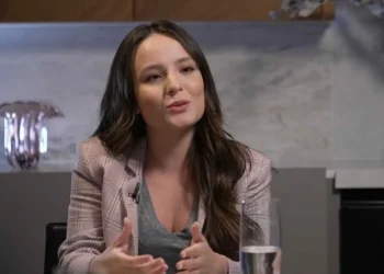 Larissa Manoela diz que tinha só 2% de sociedade com os pais