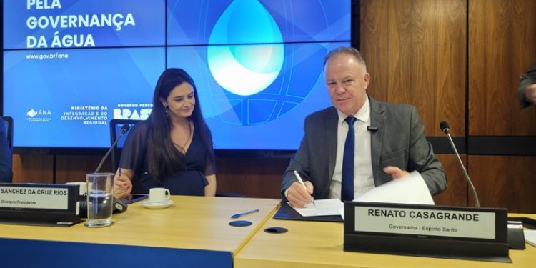 Governador Casagrande assina pacto pela governança da água no Estado