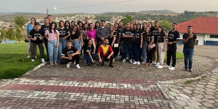 Alunos de Governador Lindenberg visitam a sede do 2º Batalhão