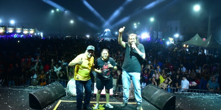 Trabalhadores informais comemoram sucesso da festa de Nova Lima; trator e implementos agrícolas foram entregues durante os festejos