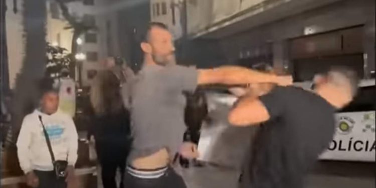 VÍDEO | Arthur do Val, o “Mamãe Falei”, leva soco no rosto durante manifestação