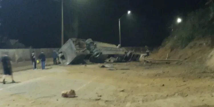 Ônibus com torcedores do Corinthians capota e deixa sete mortos na Grande BH