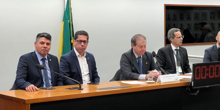 Atingidos pela lama de Mariana poderão cobrar resposta da Renova em audiência na Ales
