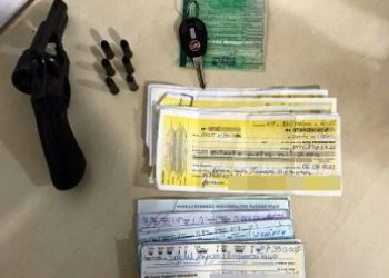Polícia prende dois suspeitos de prática de homicídios em São Mateus e ainda apreende arma, munições e mais de 150 mil reais.