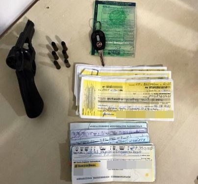 Polícia prende dois suspeitos de prática de homicídios em São Mateus e ainda apreende arma, munições e mais de 150 mil reais.