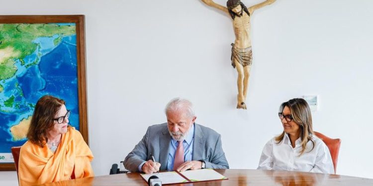Presidente Lula sanciona lei que concede auxílio-aluguel para mulheres vítimas de violência doméstica
