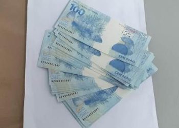 Polícia Federal apreende dois adolescentes com 5 mil reais em notas falsas.