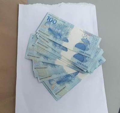 Polícia Federal apreende dois adolescentes com 5 mil reais em notas falsas.