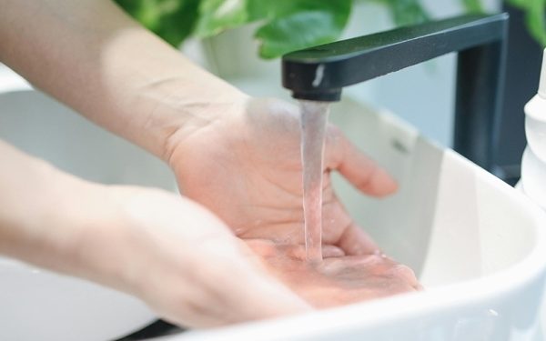 Companhia de saneamento deve indenizar moradora que recebeu água imprópria para consumo