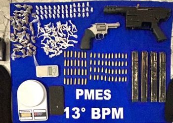 Polícia Militar faz apreensão de submetralhadora, revólver, carregadores, drogas e outros objetos utilizados para o tráfico de drogas