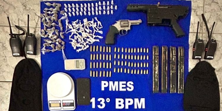 Polícia Militar faz apreensão de submetralhadora, revólver, carregadores, drogas e outros objetos utilizados para o tráfico de drogas