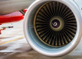 Companhia aérea deve indenizar passageira que perdeu voo por suposta manutenção em aeronave