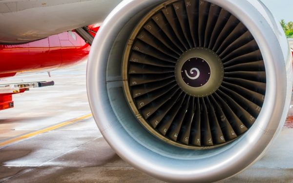 Companhia aérea deve indenizar passageira que perdeu voo por suposta manutenção em aeronave