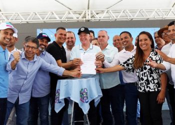 Governador entrega equipamentos esportivos e anuncia reforma de escola em Sooretama