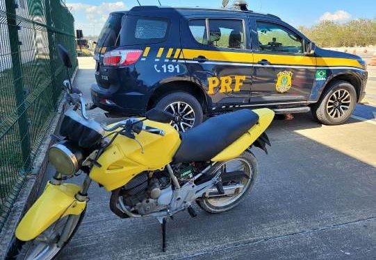 Polícia Rodoviária Federal apreende motocicleta clonada e condutor é levado para a delegacia