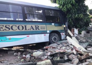 Ônibus escolar desgovernado  atinge 3 Imóveis  em São Mateus