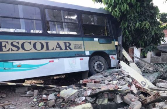 Ônibus escolar desgovernado  atinge 3 Imóveis  em São Mateus