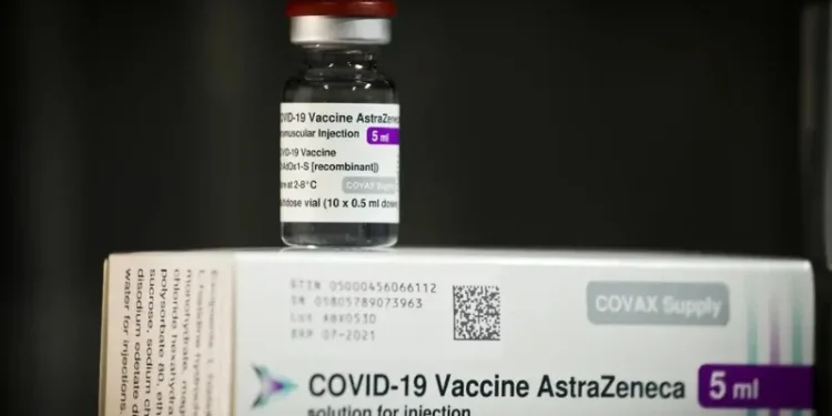 AstraZeneca retira vacina contra covid após admitir efeito adverso raro