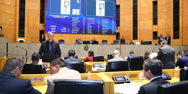 Assembléia aprova texto que dobra datas de promoção para policiais e bombeiros militares