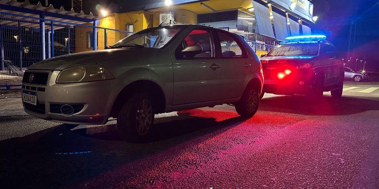 PRF de São Mateus apreende carro roubado em abordagem na BR-101