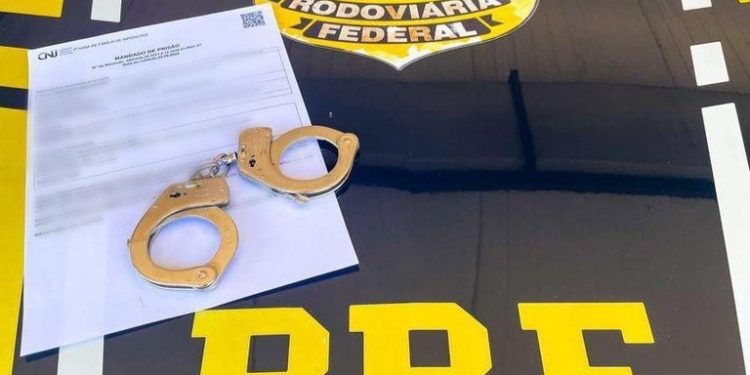 PRF prende motorista sem habilitação e com mandado de prisão 