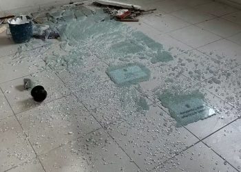 Homem quebra porta de vidro de delegacia após surto em São Mateus