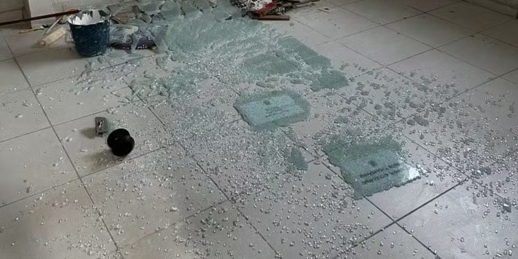 Homem quebra porta de vidro de delegacia após surto em São Mateus