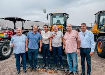 Governo do Estado entrega máquinas e equipamentos agrícolas para 42 municípios