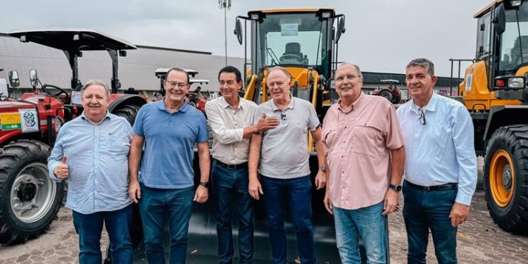 Governo do Estado entrega máquinas e equipamentos agrícolas para 42 municípios