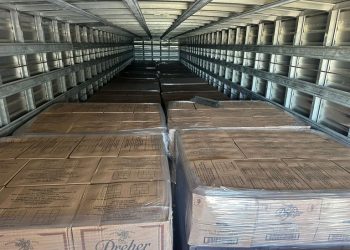 PRF flagra 1.860 caixas de conhaque sendo transportada sem nota fiscal no Norte do ES.