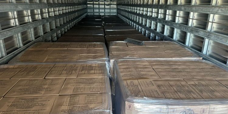 PRF flagra 1.860 caixas de conhaque sendo transportada sem nota fiscal no Norte do ES.