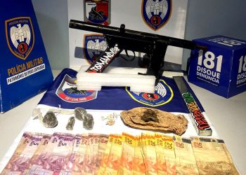 Operação policial em Pinheiros resulta em prisões e apreensão de arma de fogo e drogas