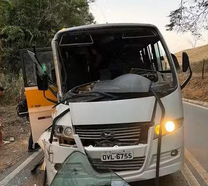 Acidente entre ônibus e carreta deixa 5 estudantes feridos no noroeste do estado