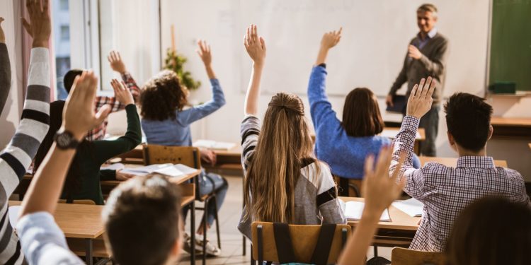 Pé-de-Meia: Beneficiários do ensino médio público começam a receber pagamento do programa