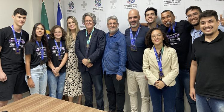 Alunos do Ifes apresentam aplicativo de detecção precoce de câncer de mama à Secretaria da Saúde