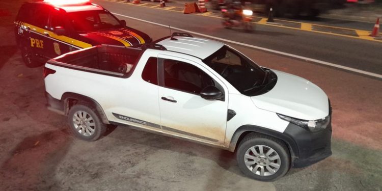 PRF apreende veículo com sinais de adulteração em São Mateus